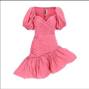 Reposhing this dress. It is stunning but it doesn’t fit me. EU34